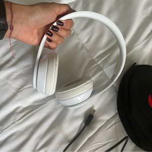 Beat solo 3 white with case and charging cable